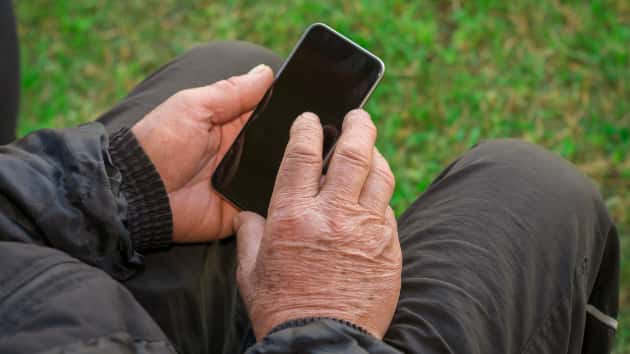 istock_1419_elderlycellphone