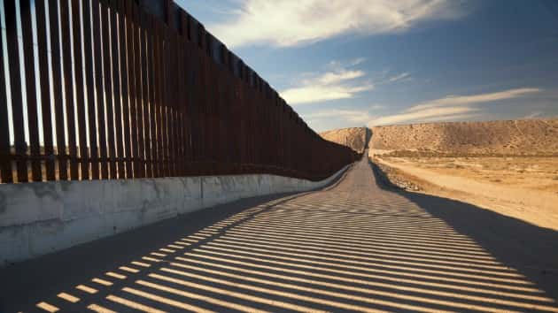 istock_8919_borderwall