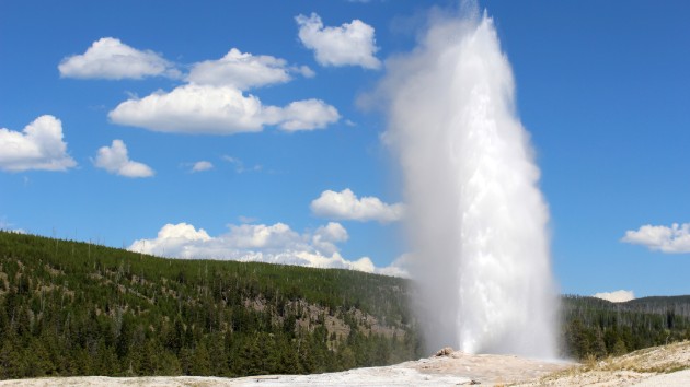 istock_10119_oldfaithful