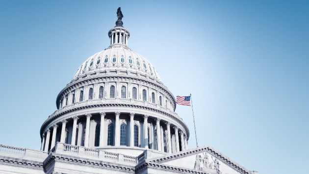 istock_10419_uscapbldgflag