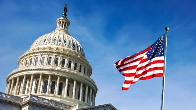 istock_12419_uscapbldgflag