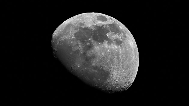 istock_11420_moon