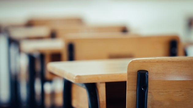 istock_31921_schooldesks