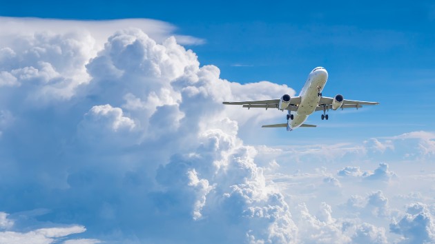 istock_52021_airplaneskies