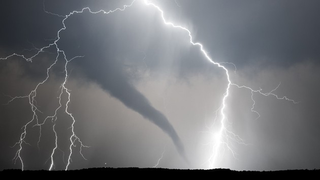 istock_121121_tornado