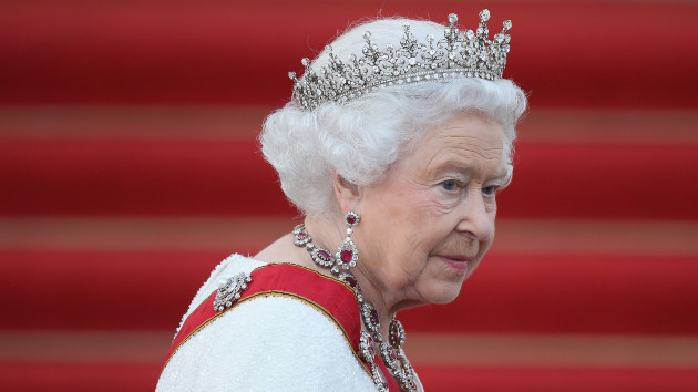 getty_9822_queenelizabethcrown