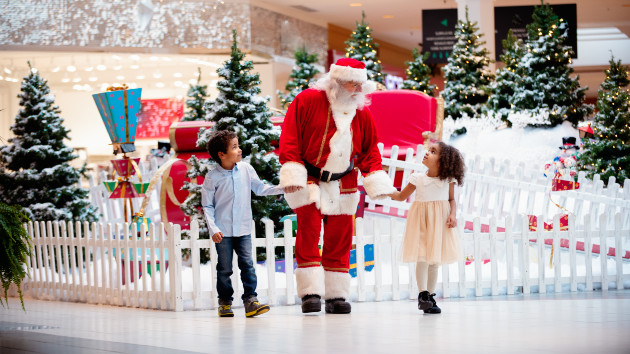 gettyrf_12622_santawithkids