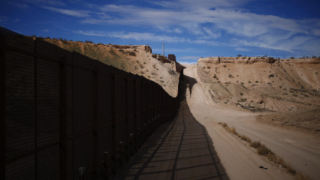 gettyrf_121322_borderwall