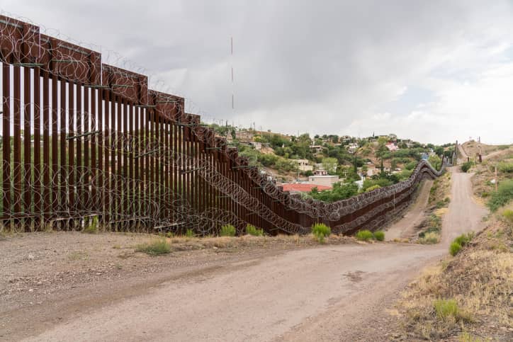 gettyimages_borderwall_121322