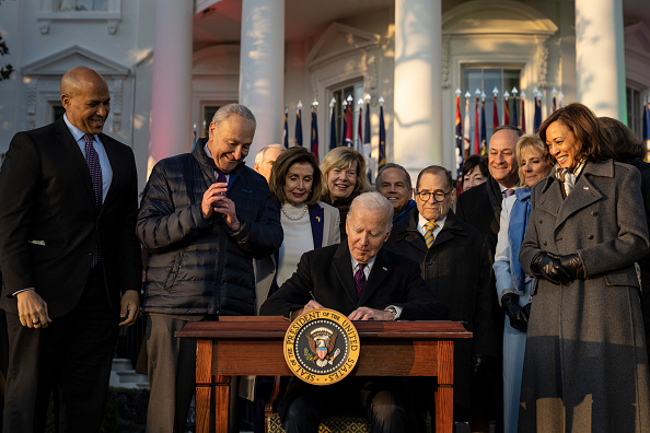 gettyimages_signing_121322