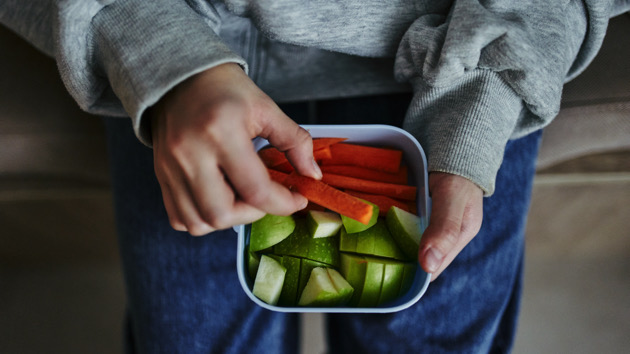 gettyrf_021623_kidsfruitveggies667858