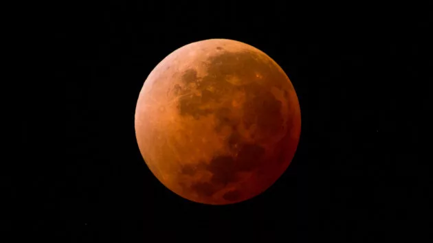 gettyrf_11822_lunareclipse807107