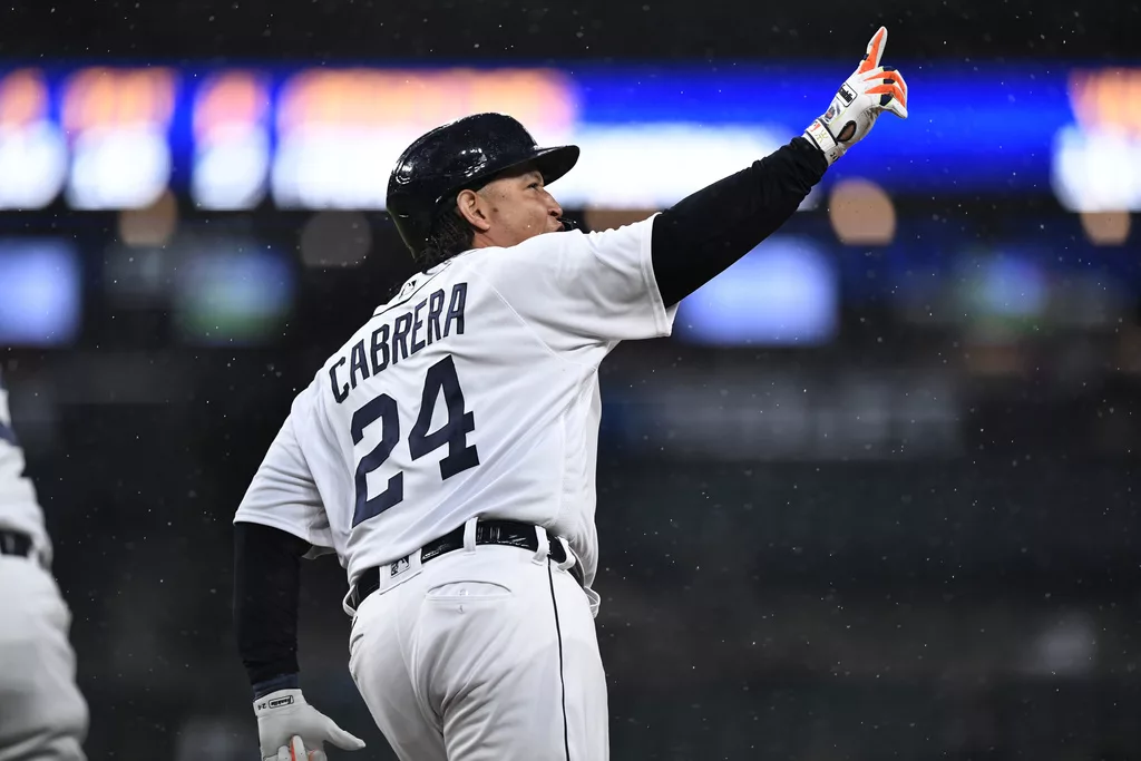 Miggy hits 511th home run as rain suspended Tigers/Royals