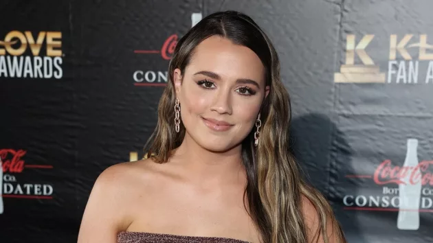 g_gabbybarrett2023klovefanawards199146