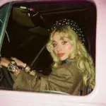 m_sabrinacarpenterhousetourstill_alfredoflores_040626458318