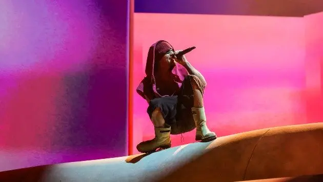 getty_justinbiebercrouchingcoachella_041926844402