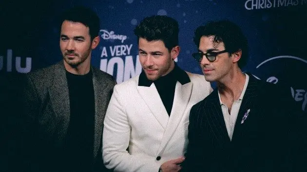 m_jonas20brothes20red20carpet20320disney20chrys20davis_111125528449