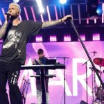 m_maroon5adamoutfront_090818