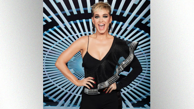 m_katyperryamericanidol2standing_110718-2
