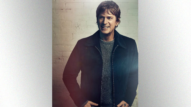 m_robthomas2019smiling_022019-3