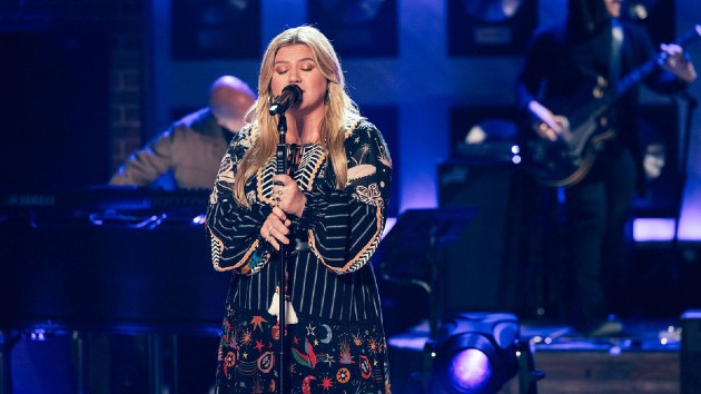 m_kellyclarkson_032923472903