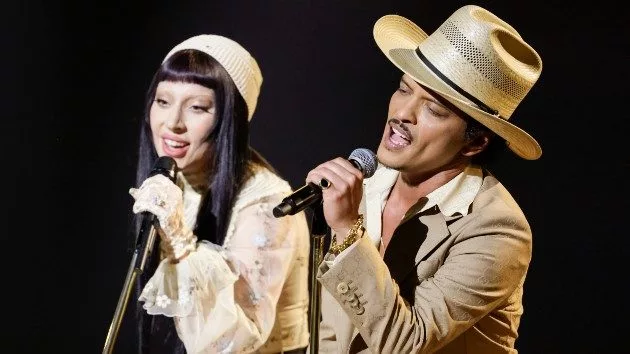 m_ladygagabrunomarsgrammys_02042529136