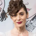 Lizzy Caplan wearing dress by Christopher Kane attends Hulu FX’s Fleishman Is In Trouble at Carnegie Hall in New York on November 7^ 2022