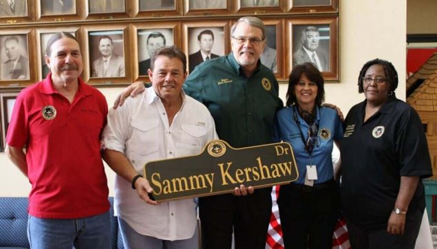 sammy kershaw holding his street sign with dignitaries
